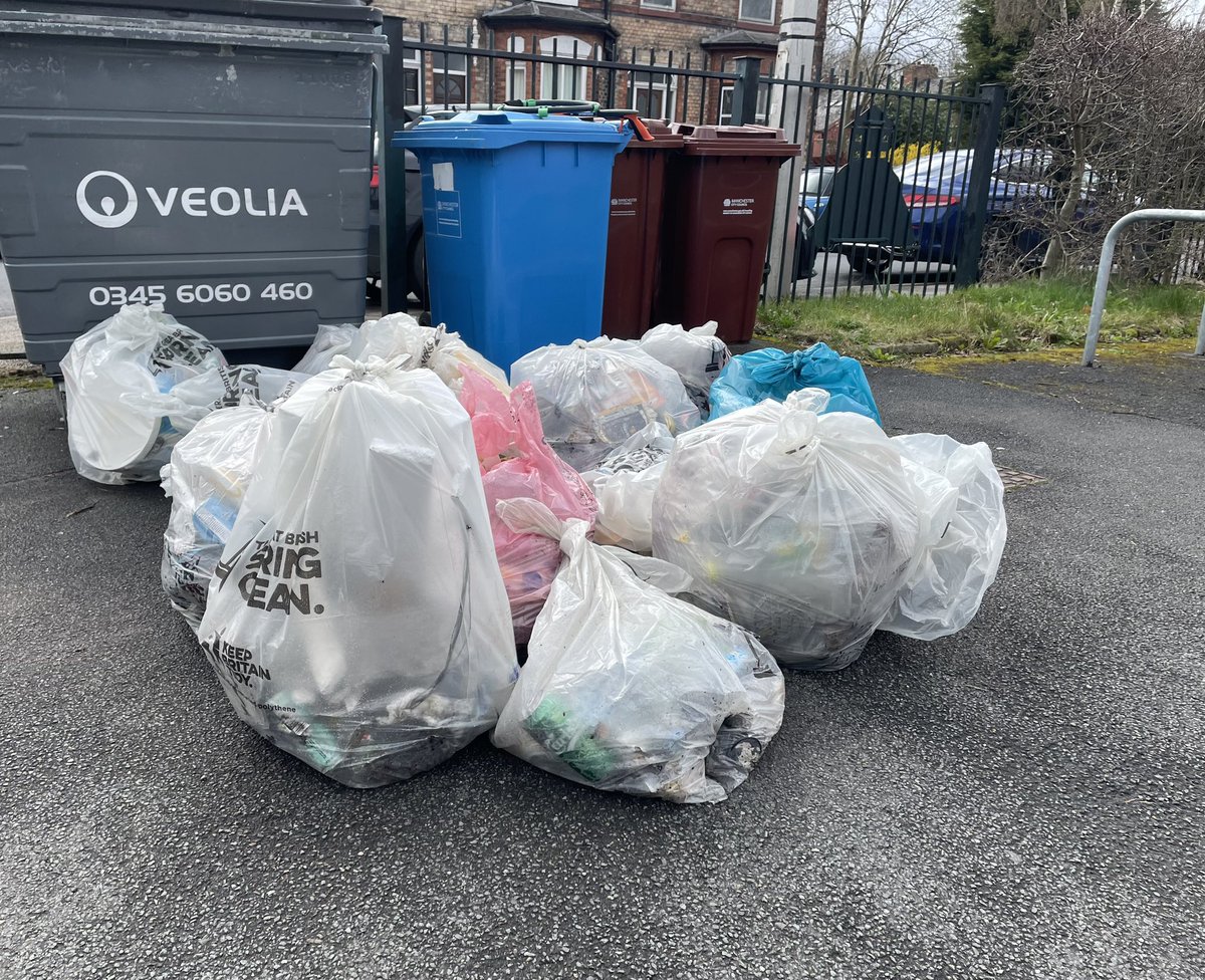 crispeater's tweet photo. Great to be out supporting local litter picking groups in #Ladybarn this morning. Lots of rubbish collected as part of #GBSpringClean #mcrspringclean23 โป๏ธ https://t.co/9VbL9CTBUZ