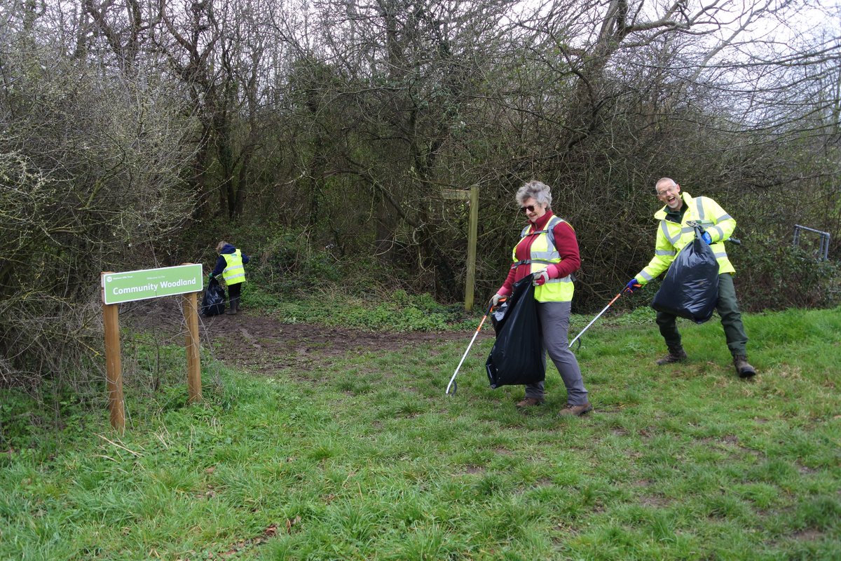 Thank you to all the wonderful volunteers who joined us on a #litter pick along at the Community Woodland, Townsend Way.

This morning, in the spring sunshine, we collected 20 bags of rubbish which has made a huge difference to the woodland edge.
#GBSpringClean @KeepBritainTidy