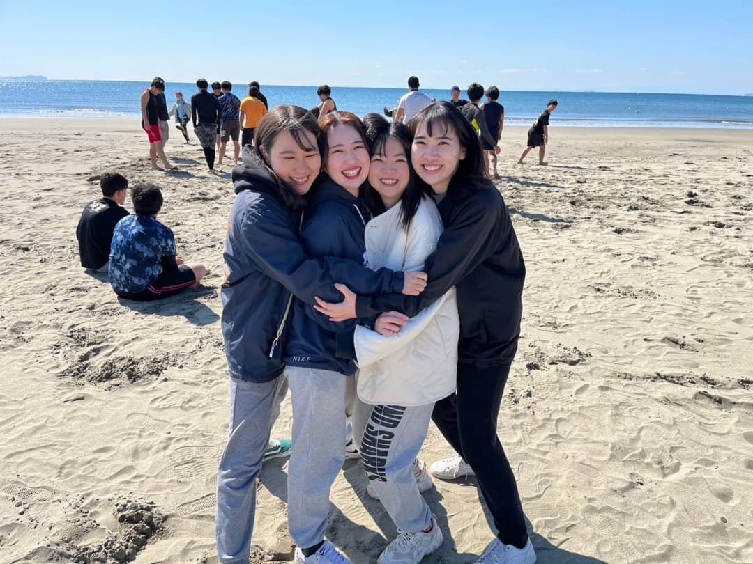 4回　MG  ことみ

回生で1番の天然ちゃんで、目を離すとすぐ迷子になってしまいます
しかし、回生で1番美意識が高く純粋な優しさと思いやりに溢れ、大好きな音楽を極めるため努力し続けているなど魅力いっぱいの素敵な子なんです
ここでことみの豆知識
→まつ毛が上がっている時は恋愛中🫢
byもえの