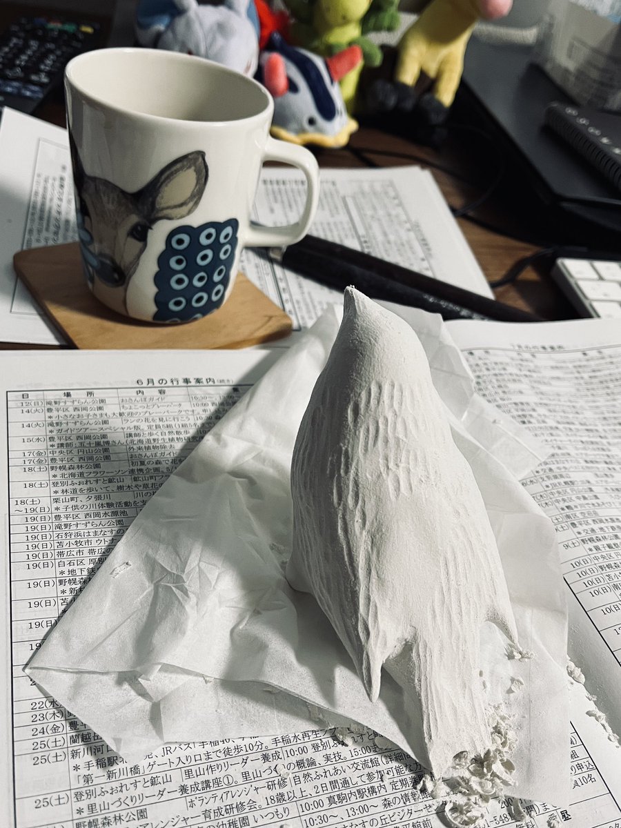 鳥の背中を削る作業 