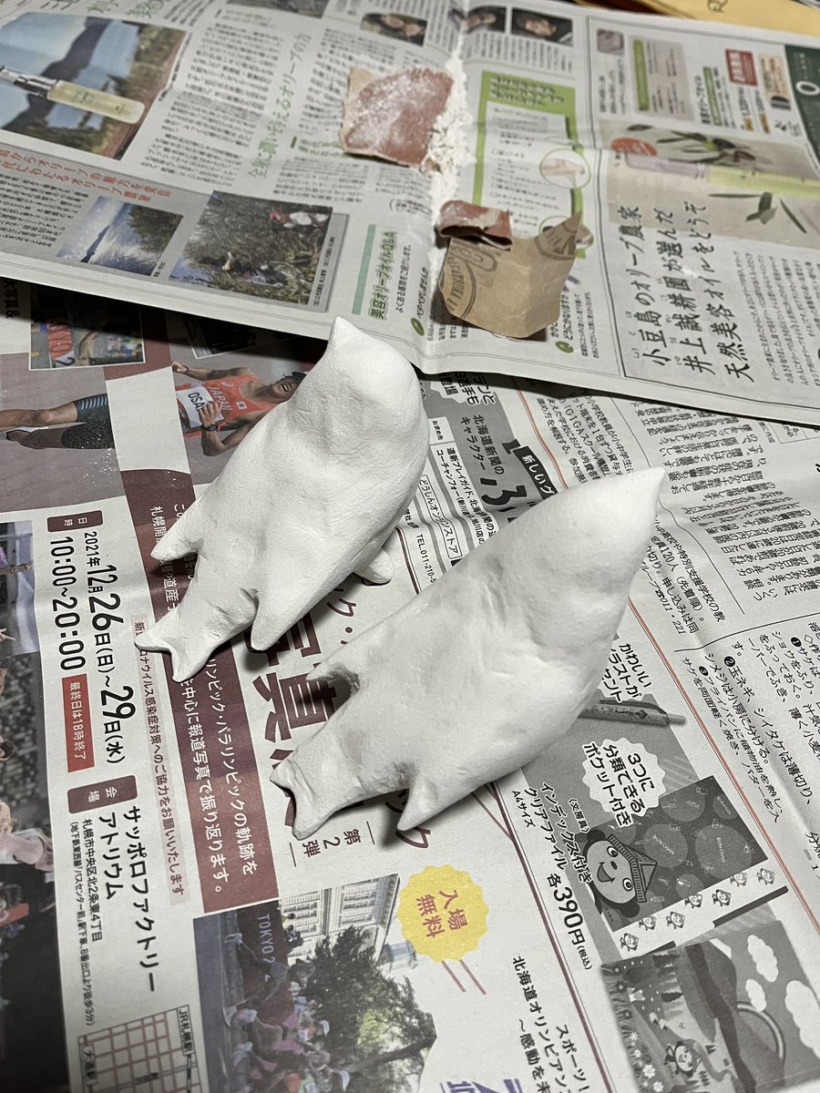 鳥の背中を削る作業 