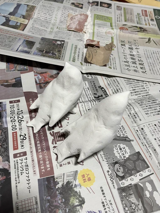 鳥の背中を削る作業 