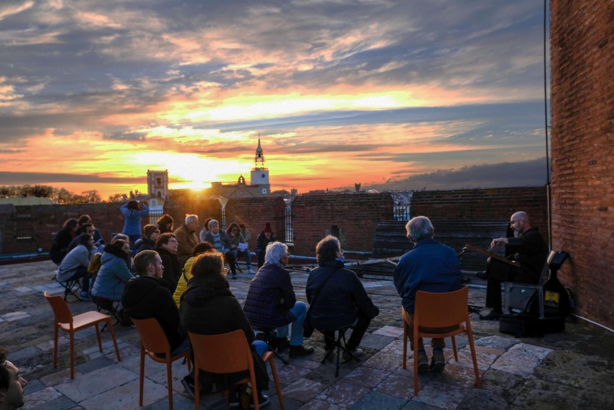 fmsperpignan's tweet photo. Poésie &amp; douceur ont réveillé le Festival de Musique Sacrée de #Perpignan sur les hauteurs du #Castillet, Jodël Grasset-Surawatari a accompagné le #leverdusoleil au son de son #luth et de son psaltéron. 
📸Michel Aguilar #musiquesacree @MairiePerpignan @perpitourisme @BonetAndre https://t.co/h4cOMmbbNz