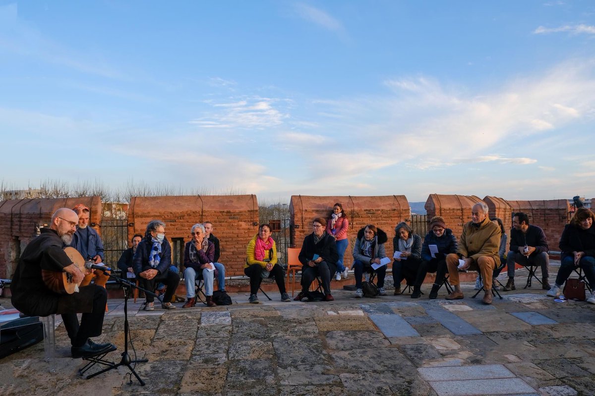 fmsperpignan's tweet photo. Poésie &amp; douceur ont réveillé le Festival de Musique Sacrée de #Perpignan sur les hauteurs du #Castillet, Jodël Grasset-Surawatari a accompagné le #leverdusoleil au son de son #luth et de son psaltéron. 
📸Michel Aguilar #musiquesacree @MairiePerpignan @perpitourisme @BonetAndre https://t.co/h4cOMmbbNz