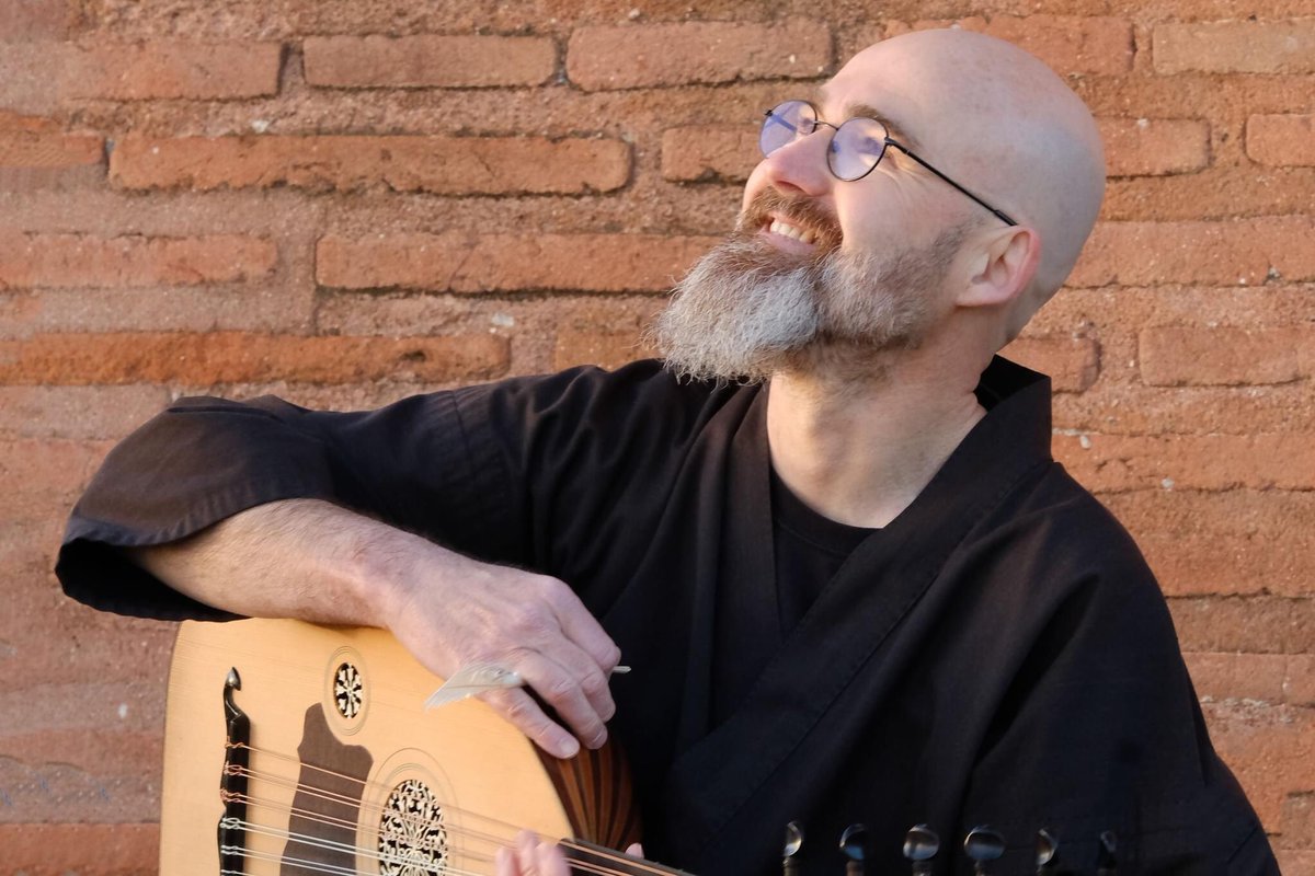 fmsperpignan's tweet photo. Poésie &amp; douceur ont réveillé le Festival de Musique Sacrée de #Perpignan sur les hauteurs du #Castillet, Jodël Grasset-Surawatari a accompagné le #leverdusoleil au son de son #luth et de son psaltéron. 
📸Michel Aguilar #musiquesacree @MairiePerpignan @perpitourisme @BonetAndre https://t.co/h4cOMmbbNz