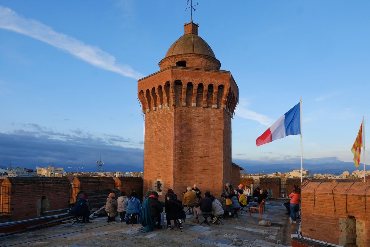 Poésie &amp; douceur ont réveillé le Festival de Musique Sacrée de #Perpignan sur les hauteurs du #Castillet, Jodël Grasset-Surawatari a accompagné le #leverdusoleil au son de son #luth et de son psaltéron. 
📸Michel Aguilar #musiquesacree <a href="/MairiePerpignan/">Ville de Perpignan</a> <a href="/perpitourisme/">Perpignan Tourisme</a> <a href="/BonetAndre/">André Bonet Ⓜ️🇫🇷</a>