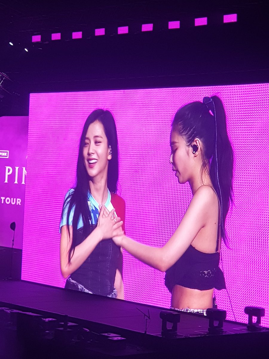 jichusworld's tweet photo. jisoo asked jennie to feel her heart cause the energy of the crowd is making her feel excited 🥹 https://t.co/J83WCG0DHM