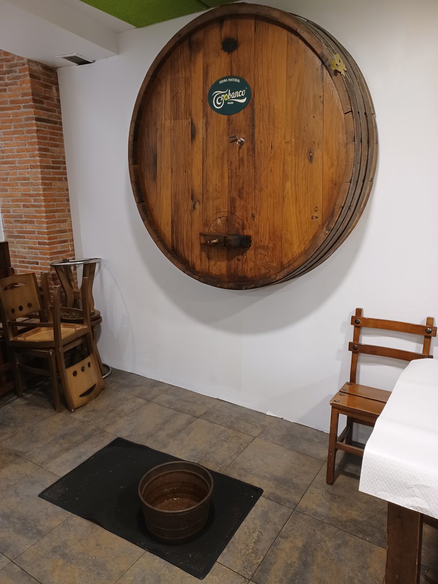 viajesytapas's tweet photo. Hoy vamos a comer y beber muy bien! #gascona #oviedo #asturias #sidra https://t.co/s5hV3LsliX
