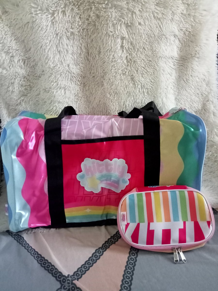 Nhesliemae's tweet photo. Ilove kittly travel bag and organizer pouch the newest item of kittly 🥰🥰
#kittly #kittlyambabatch3 https://t.co/K1BOTfayEC
