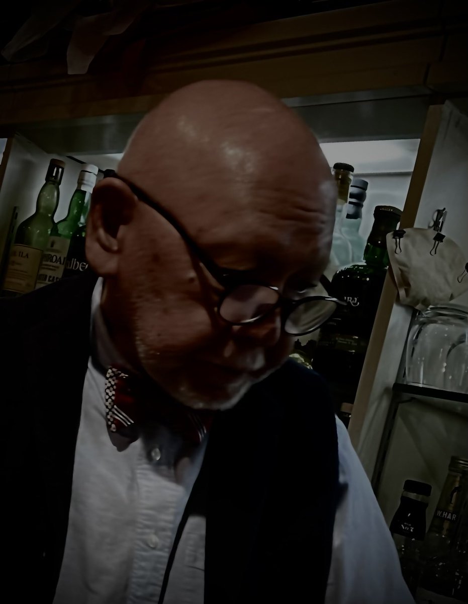 B's Bar name F tweet media