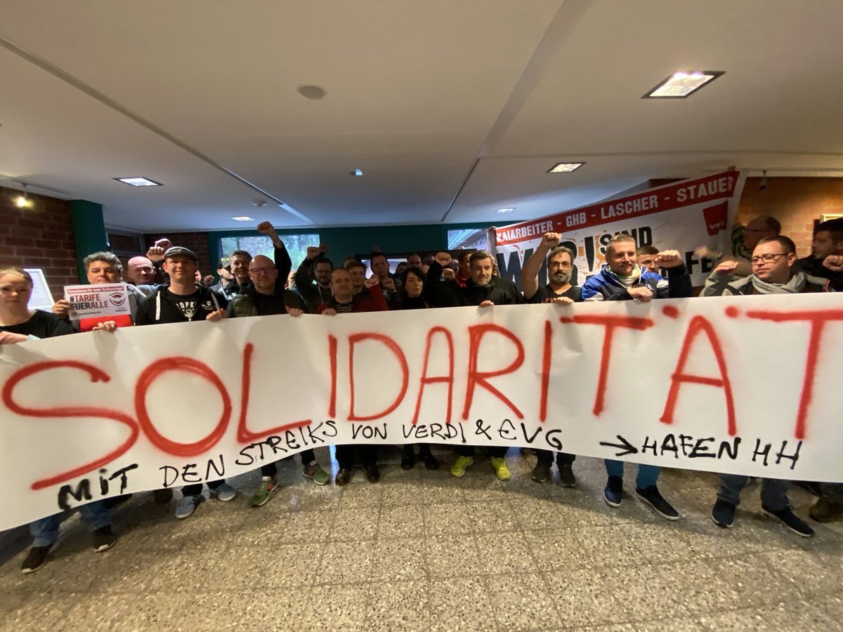 ‚Solidarität mit den Streiks von Verdi und EVG‘👍 am 27.3.!              Hamburger Hafenarbeiter*innen stehen Seite an Seite mit den Streikenden im #TVöd #zusammengehtmehr #verdi