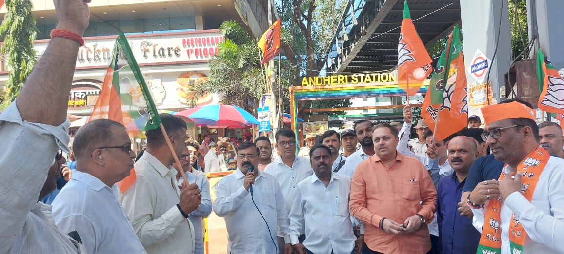 Bjym4MumbaiNW's tweet photo. ओबीसी समाजाचा अपमान करणाऱ्या आणि देशाबाहेर देशाची बदनामी करणाऱ्या राहुल गांधी यांच्या निषेधार्थ भाजपा उत्तर पश्चिम जिल्ह्यातर्फे जनआक्रोश मोर्चा काढण्यात आला.
#CongressHatesOBCs @BJP4Mumbai
 @BJP4Maharashtra
 
@cbawankule
  
@Dev_Fadnavis #Andheri #Mumbai #Maharashtra https://t.co/u7SbG4INUx