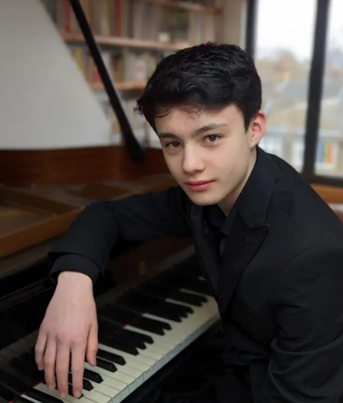 Reuben Moisey performs Prokofiev concerto no. 1 and Lutoslawski Paganini Variations with the Ealing Symphony Orchestra on May 20th. Please come along if you can, we'd love to see you there!

ealingso.org.uk/whats-on/20230…