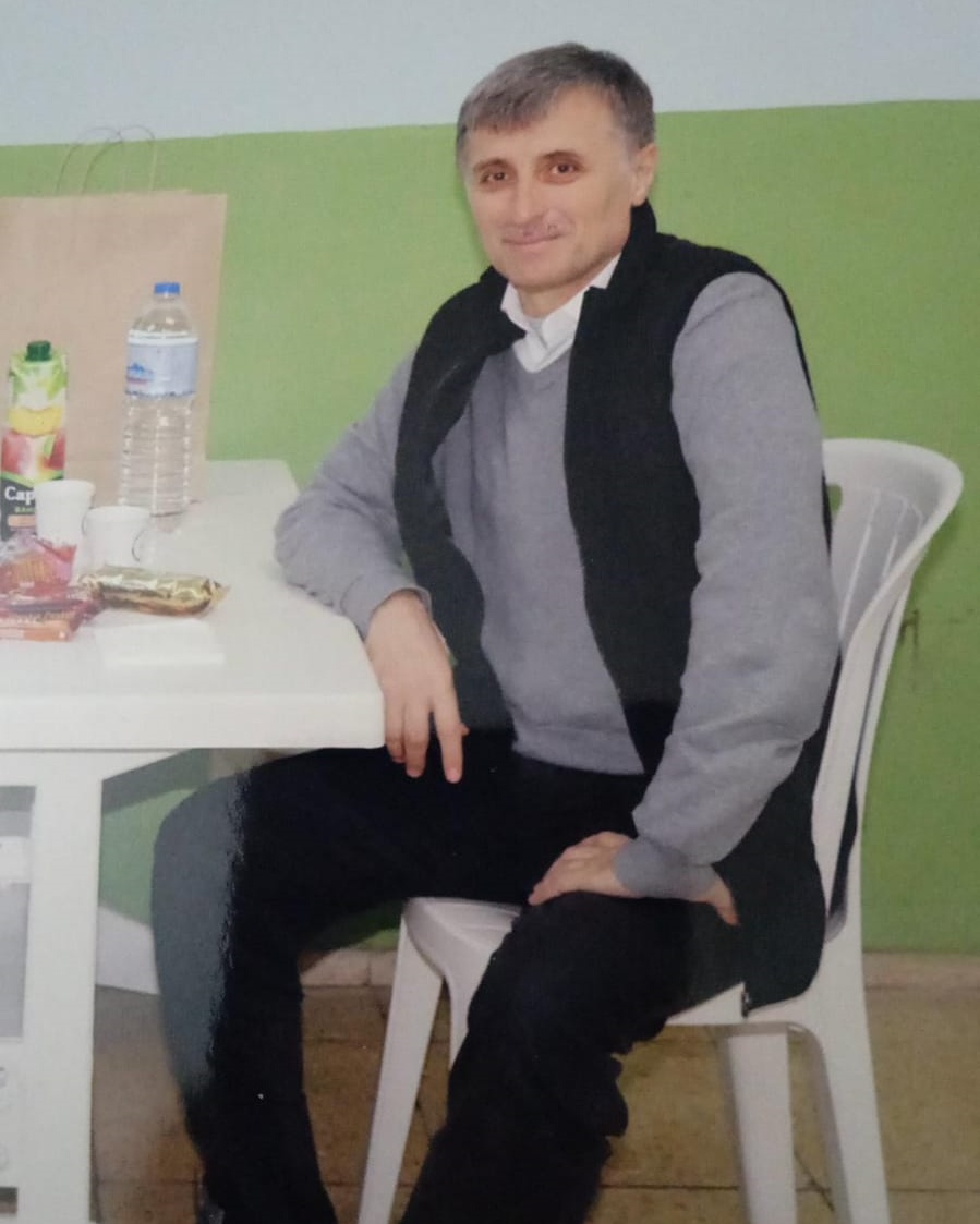 Kalbi % 35 çalışan, hapiste yoğun bakımlık olan KHK'lı Adem Erdoğdu'nun eşi Birsen Erdoğdu <a href="/AdemErdodu12/">Birsen E.</a>:

"Ferizli L Tipi'nin koğuşları 7 kişilik olmasına rağmen eşim 36 kişiyle kalıyor. Kalp pili ve çeşitli hastalıkları olan biri bu şartlarda nasıl sağ kalır?" <a href="/adalet_bakanlik/">T.C. Adalet Bakanlığı</a>