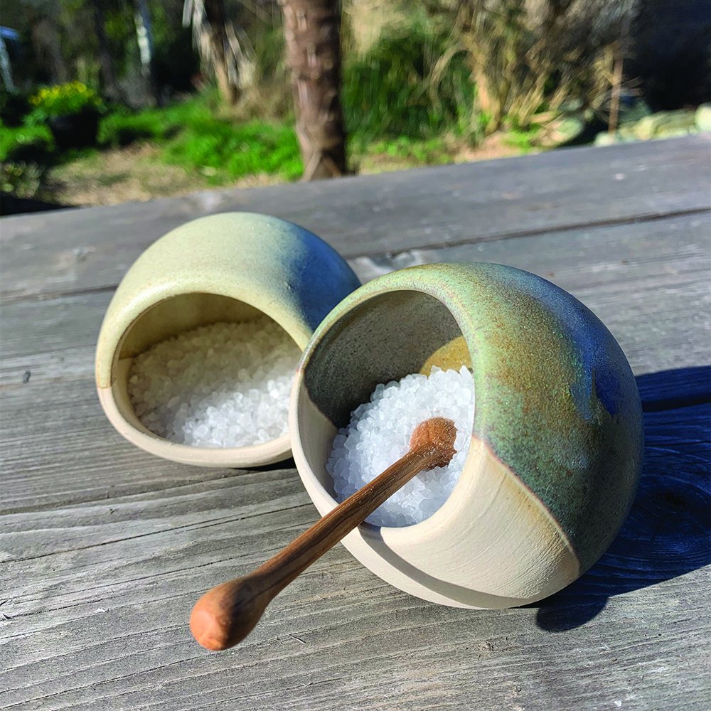 blended_monkey's tweet photo. Salt pig with oak scoop🍃
Made by Simon & I here in the @blended_monkey studios🐵
Hand built with love from stoneware clay & oak💓
https://t.co/Ud1AfOfXKb
#handmade #contemporyceramics #cambspotter #norfolkpotter #handmadeceramics #handmadepottery #saltpig #saltpot #woodturned https://t.co/YuTeD0tP5q