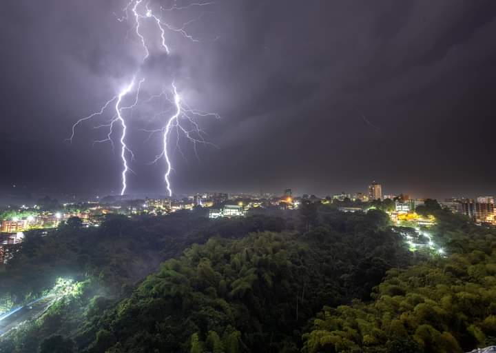 nacional_memes's tweet image. Estás increíbles imágenes fueron captadas el día de ayer en una tormenta eléctrica en Armenia Colombia