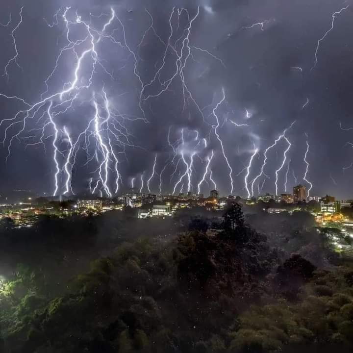 nacional_memes's tweet image. Estás increíbles imágenes fueron captadas el día de ayer en una tormenta eléctrica en Armenia Colombia