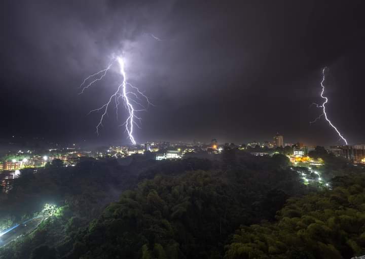 nacional_memes's tweet image. Estás increíbles imágenes fueron captadas el día de ayer en una tormenta eléctrica en Armenia Colombia