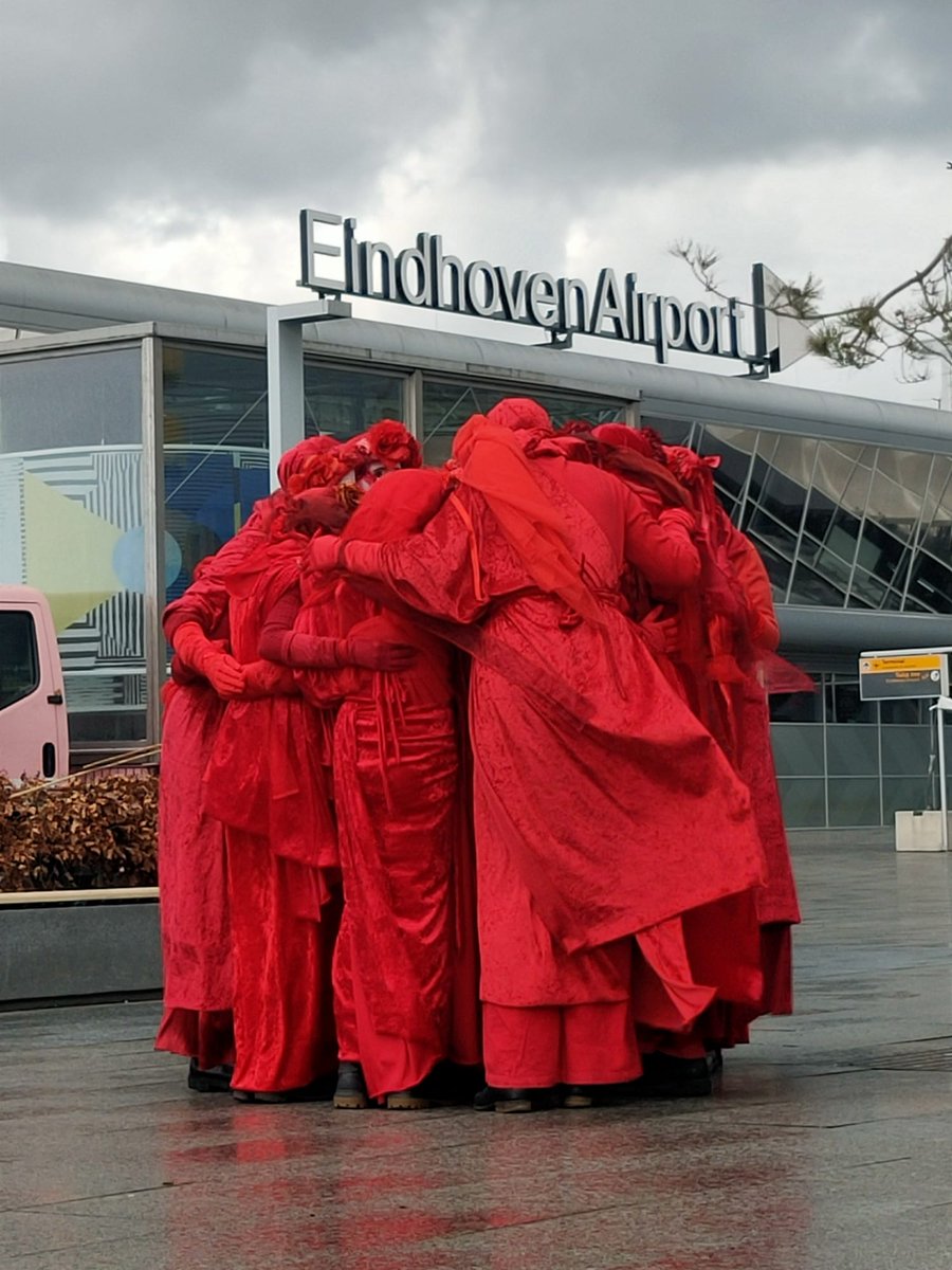 ❤️ #RedRebels #ExtinctionRebellion #SOSvoorhetKlimaat #KrimpdeLuchtvaart #EindhovenAirport