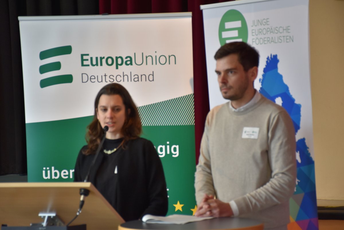 JEF-Bundesvorsitzende <a href="/geclaired/">Clara Föller 🇪🇺</a> und EUD-Präsidiumsmitglied <a href="/mltstb/">Malte Steuber 🇺🇦🇪🇺</a> stellten den Leitantrag zur #Generationengerechtigkeit vor. Nach ausführlicher Debatte wurde er mit einigen Änderungen angenommen. 
#EUDJEFBA #Berlin
