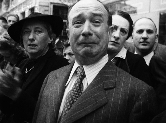 Joaquinbobi's tweet photo. @RelatocuriosoK Marsella, febrero de 1941
Frances que sobrevivio de la primera guerra mundial llorando porque los nazis y su tecnica "blitzkreig" acabarian con la vida de los franceses que se ven en esta foto, incluido este señor llorando. https://t.co/XulUsQW48c