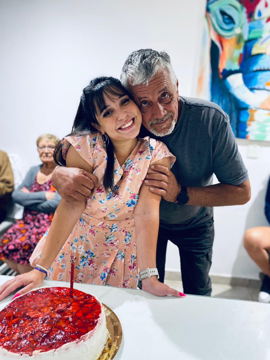 Hay un hombre que me trata con dulzura,se preocupa por mi y está en todo momento que lo necesito sin pedirme nada a cambio. Es el mejor papá que me pudo dar mi mamá ❤️