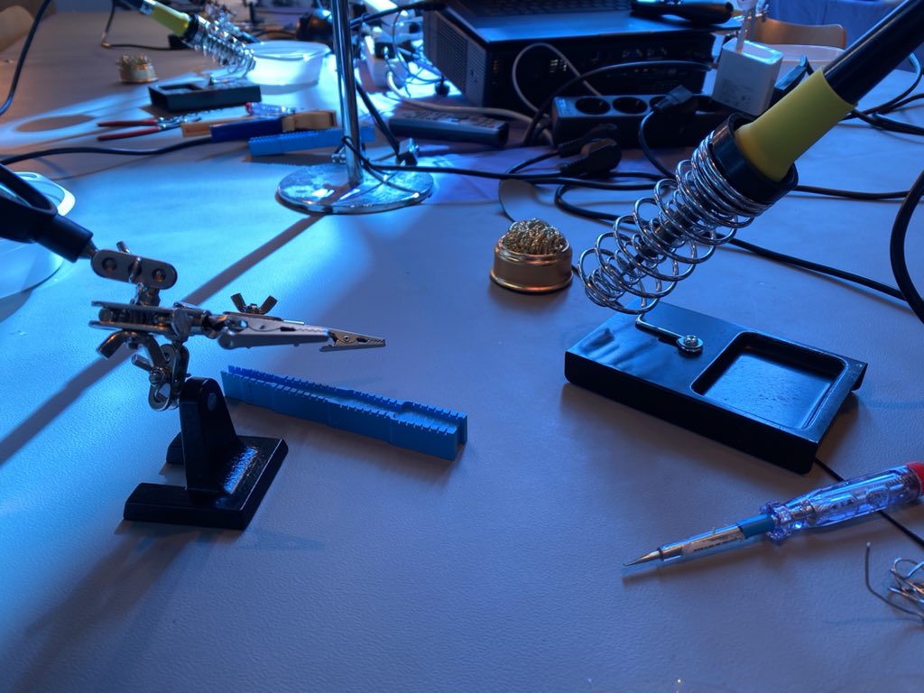 Der erste Kinder-Lötworkshop ist geschafft! Sechs glückliche Teilnehmer*innen haben leuchtende Osterhasen erschaffen. #MakerFaire #DASA