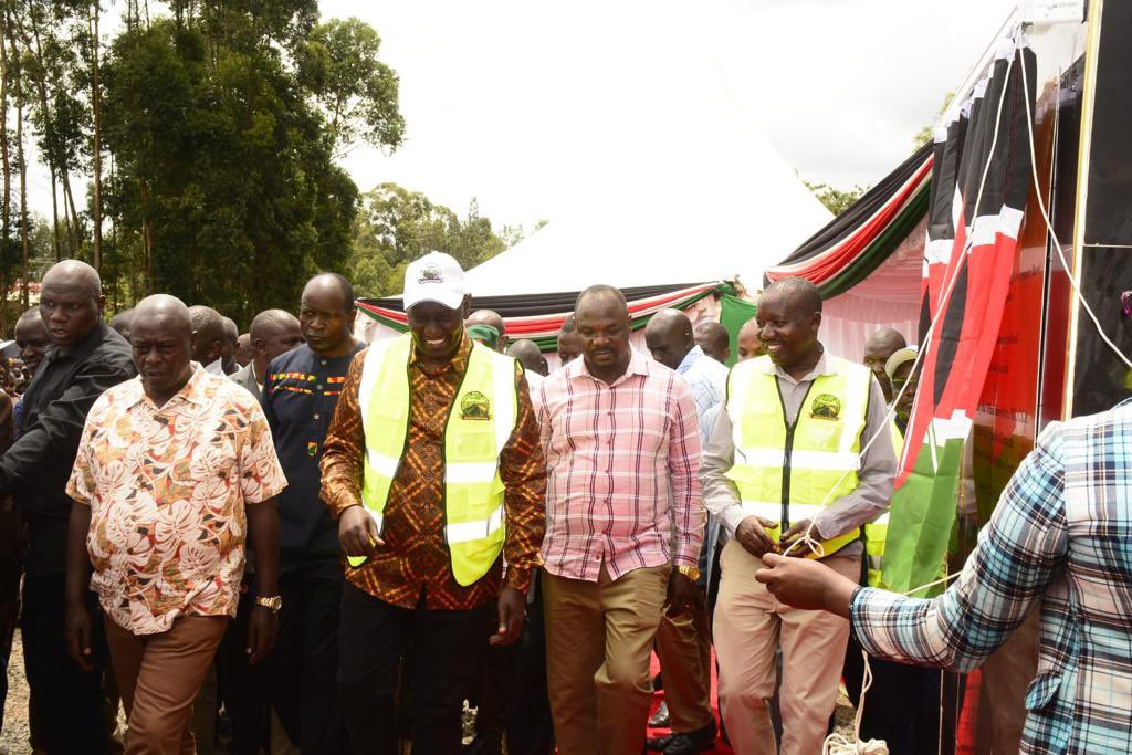 KeRRA_Ke's tweet photo. His Excellency the President Hon. William Samoei Ruto, PhD., C.G.H today launched the construction of Nyabohanse-Kamuwamu Road. The road will be integral in ensuring economic development and prosperity in the region.
#connectingdevolvedkenya https://t.co/Q36J4rh2b7