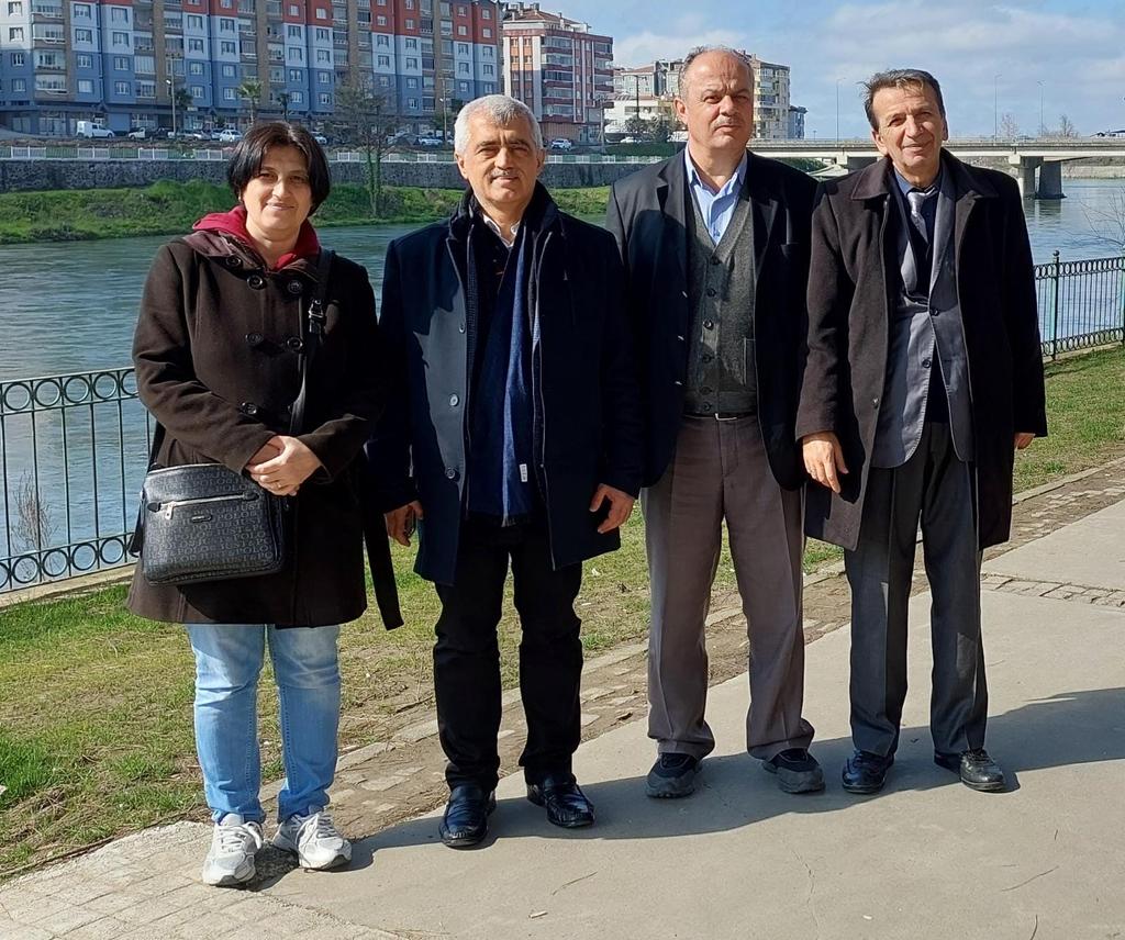 kardelenogretm1's tweet photo. Asrın vekili ile beraber hayatını kaybeden KHK li ailelerini ziyaret ediyoruz. Sıra Çarşamba da✌️
@Samsun_KHK https://t.co/KbKs4IZCng