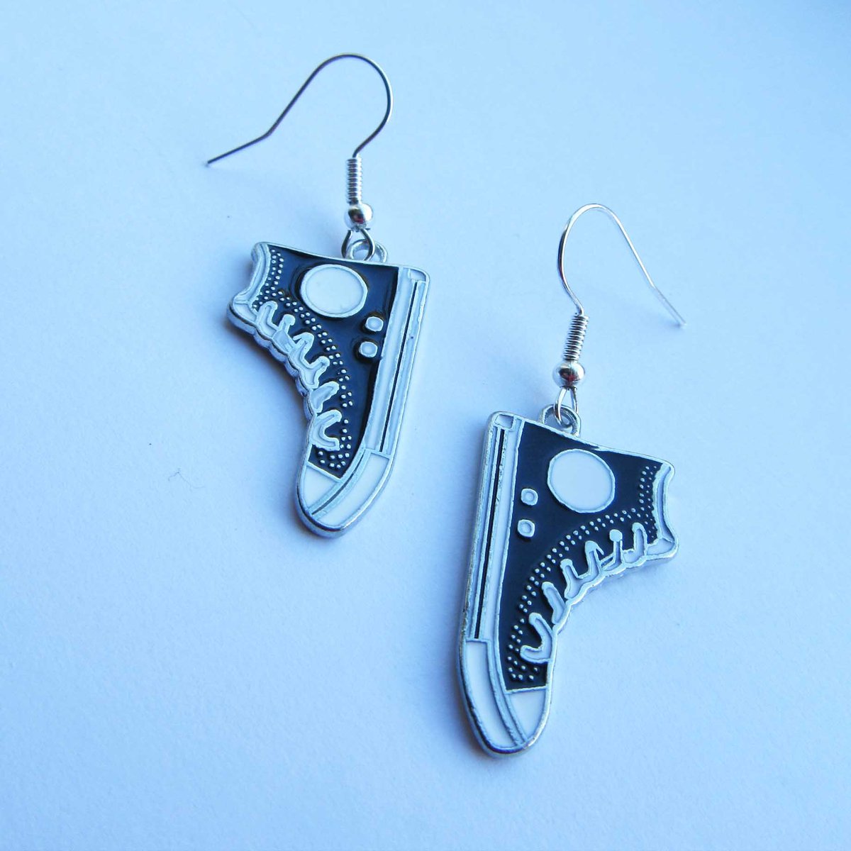 KrasnayaDolls's tweet image. Really love this, from the Etsy shop CuteQuirkyEarringsCo. etsy.me/40rlbxE #etsy #hitops #hightops #baseballboots #earrings #hitopearrings #handmade #jewellery #jewelry #cute