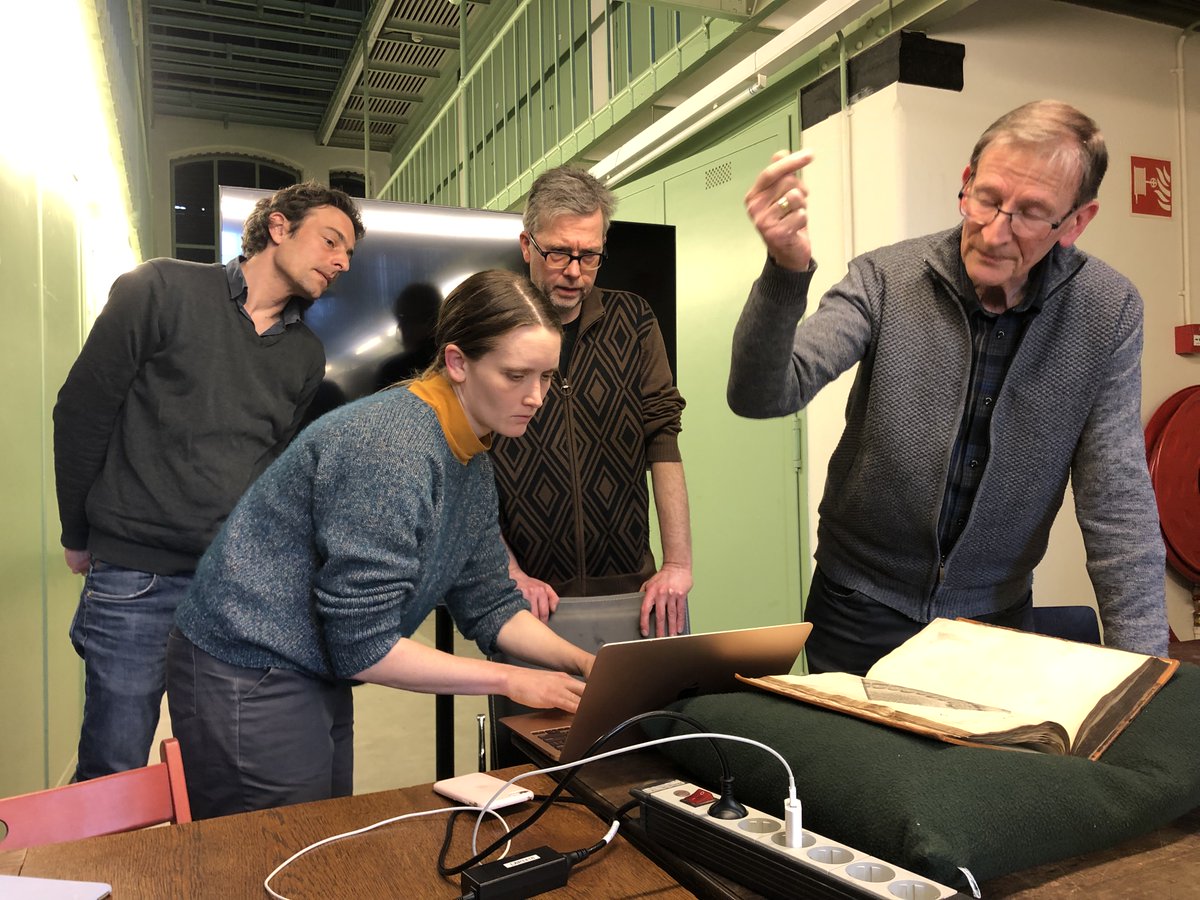 NWO_MicroLabs's tweet photo. In our last MicroLab we followed in Grew’s, Malpighi’s and Leeuwenhoek’s footsteps, observing the structures of wood and plants through the lens of the microscope. We noticed how tiny and thin the slices of the specimens had to be cut for making observations. https://t.co/4hBtWEZvv0