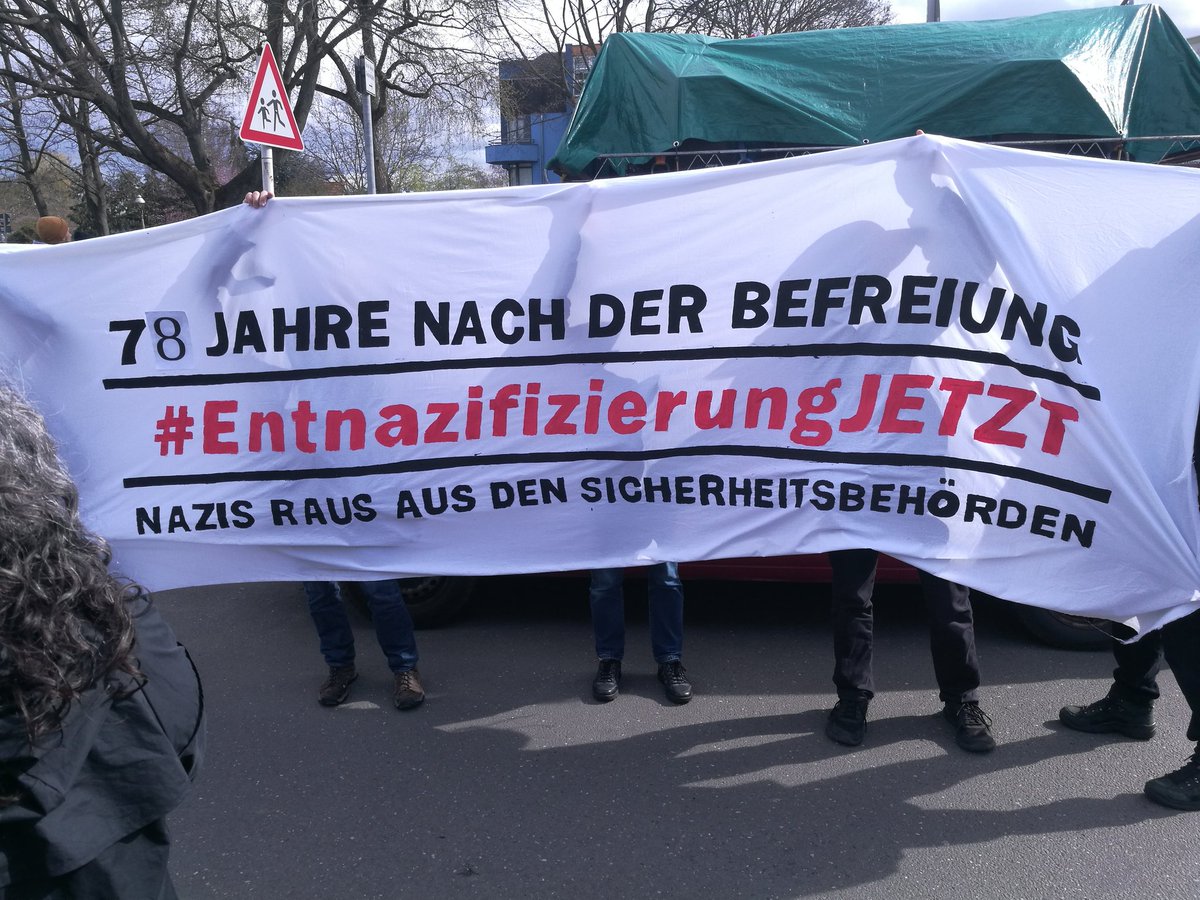 Auch wir sind heute #b2503 bei der Demo zum #Neuköllnkomplex. 
Moritz, Kollmann und alle anderen Nazi-Polizisten raus aus den “Sicherheitsbehörden“ #EntnazifizierungJetzt