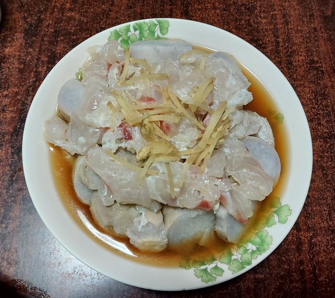 鬼平料理の芋なます鯛の刺身を細切りして塩と軽くお酢に漬けておく。レンチンして皮剥いた里芋は小さく切って皿に盛り付けて、鯛