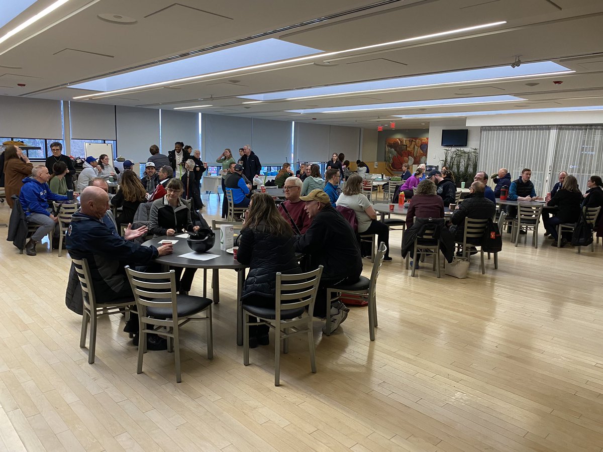 ChingCurling's tweet photo. Full house for our Adult Learn to Curl Graduate and Alumni #bonspiel ! #ChingCurls https://t.co/ZPmFtXWHxF