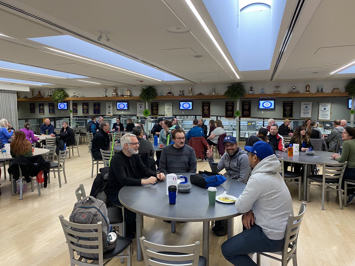 ChingCurling's tweet photo. Full house for our Adult Learn to Curl Graduate and Alumni #bonspiel ! #ChingCurls https://t.co/ZPmFtXWHxF
