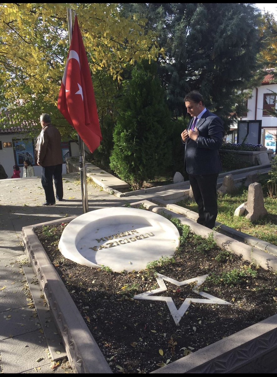 “Bir saniyesine bile hükmedemediğiniz bir hayat için, dünya için bu kadar fırıldak olmanın anlamı yok”#MuhsinYazıcıoğlu.... 
   25 Mart 2009 yılında arkadaşları ile şehit düşen Milli mukaddesatcı  Muhsin Yazıcıoğlu'nu  rahmetle ve saygıyla yad anıyoruz.  Mekanı cennet olsun.