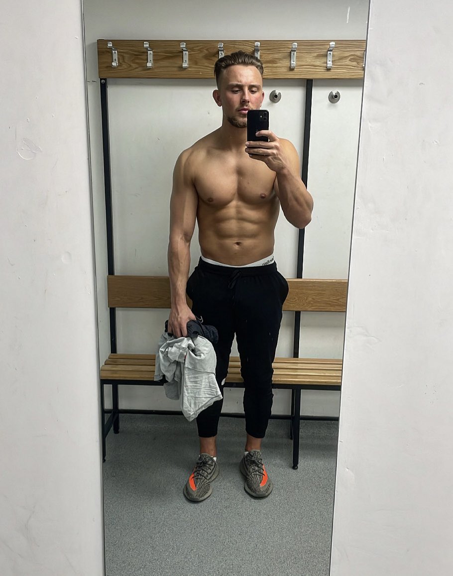 scottty_'s tweet photo. Now Vs 2 months ago post leg break. @HanworthVillaFC I’ll be back ❤️🤍 https://t.co/E2Xvd4ViA8