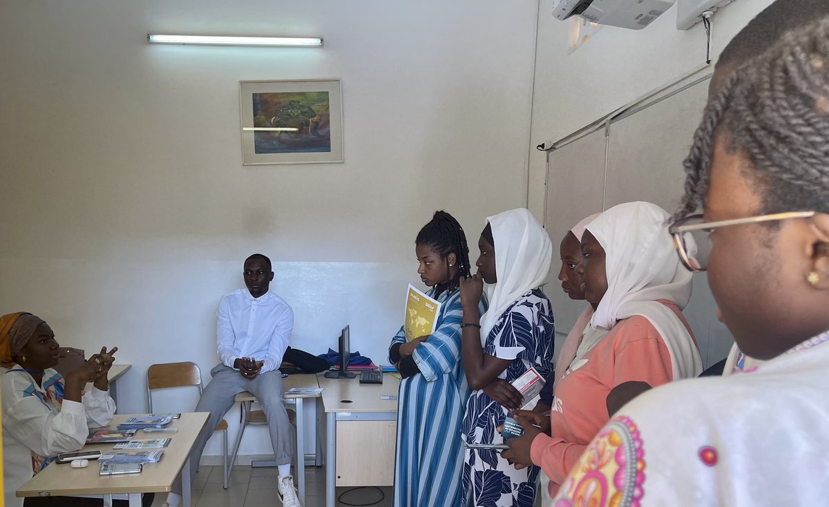 UniversiteRDFS's tweet image. Le CFS a eu le plaisir d’assister à la Matinée de l’Orientation organisée par le Cours Sainte Marie de Hann ce 25 mars 2023.
Une opportunité pour échanger sur les programmes du CFS auprès de lycéens qui doivent opérer des choix post-bac.
#CFS #ReunionOrientation #CSMH