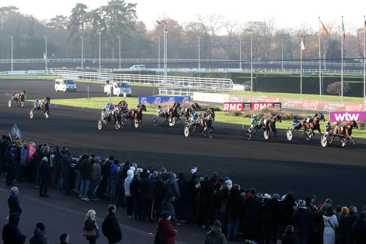 ZEturfFr's tweet photo. 🐴 Hussard du Landret, Décoloration, mais aussi Jean-Michel Bazire et son fils avec Elie du Beaufour, il y a du beau monde pour la R1 - C4 à Vincennes !
Vous la sentez venir la #ZEcourse ? https://t.co/JWu00i4nHI