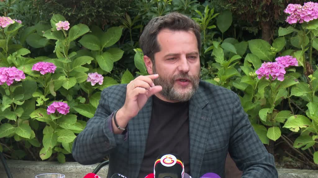 Erden Timur: "Nasıl aldık diye şey yaparsak, biz şöyle bakıyorduk, transferin son gününde; "Ya oyuncunun son anda vazgeçtiği ya da kulübün son anda vazgeçtiği". Öyle durumlarda travmatik bir şey oluyor. Oyuncu kulübe, kulüp oyuncuya küsüyor. 2 tane oyuncu bulduk."