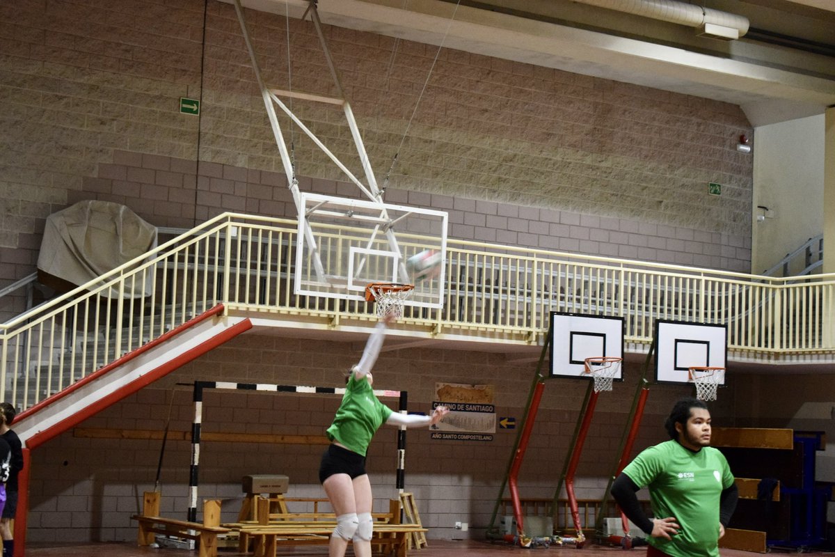 ESNSpain's tweet photo. 🏆 Hoy han comenzado los partidos de nuestros National Erasmus Games en Santiago de Compostela, con más de 270 participantes en voleibol, fútbol y baloncesto. Los equipos ganadores se clasificarán para las finales que tendrán lugar mañana 💪🏼 #THISisESN https://t.co/5aoX0d3eAt