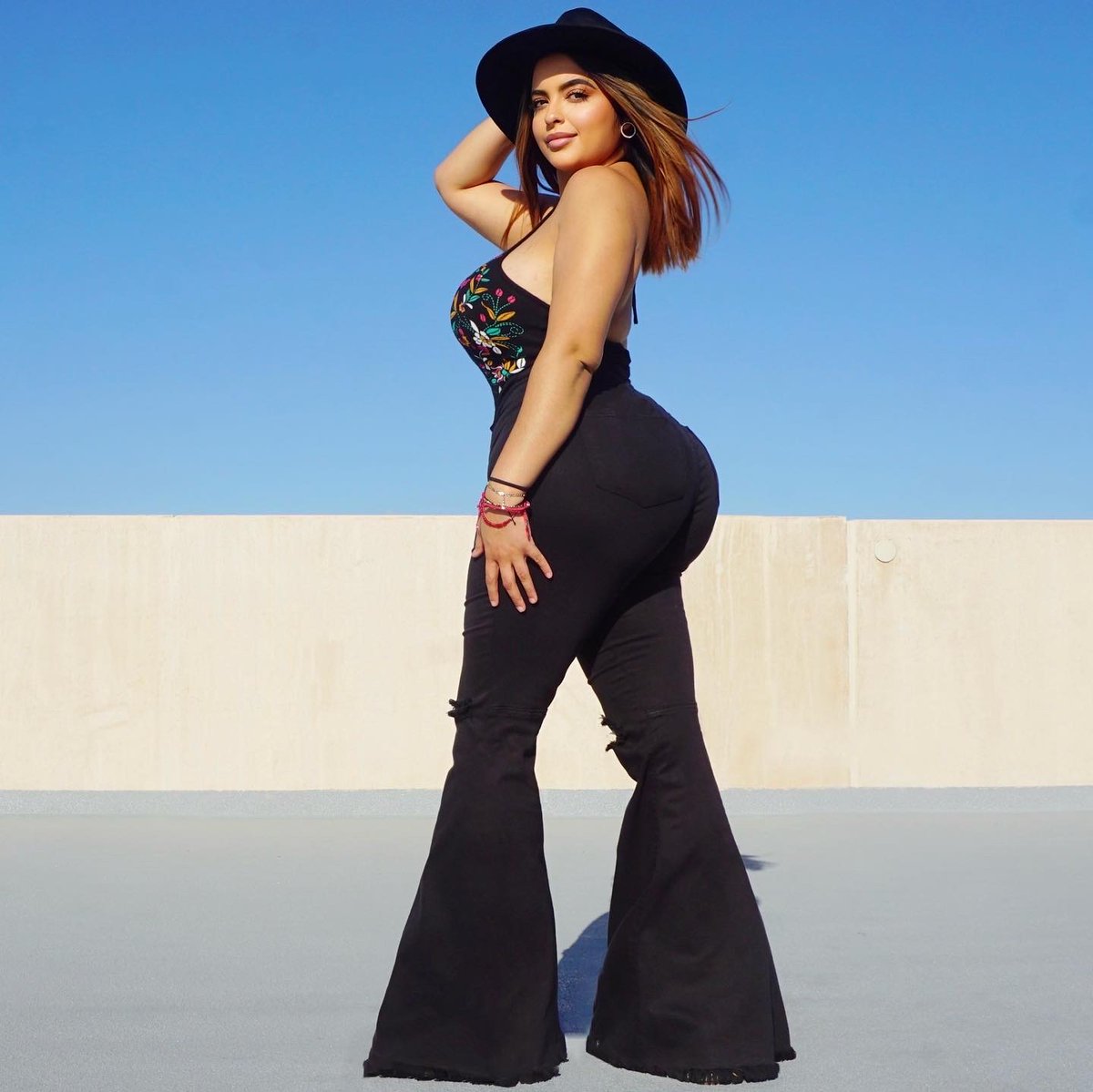 Your favorite Latina 🇲🇽🦂🌶 on Twitter: "Head in the clouds ⛅️🤍"