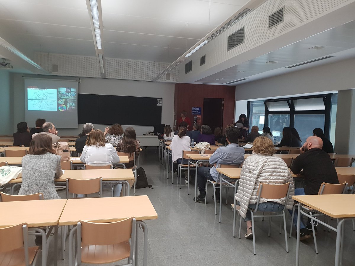 LaTrocaSants's tweet photo. Molt inspiradora l'experiència del @Rius_i_Taulet, transitant cap a una comunitat d'aprenentatge des d'una mirada interseccional.

Gràcies per encomanar-nos l'entusiasme per transformar les dificultats en reptes i per fer-nos veure que sí que es pot!

#congresoEPA https://t.co/aur2CV26Bj