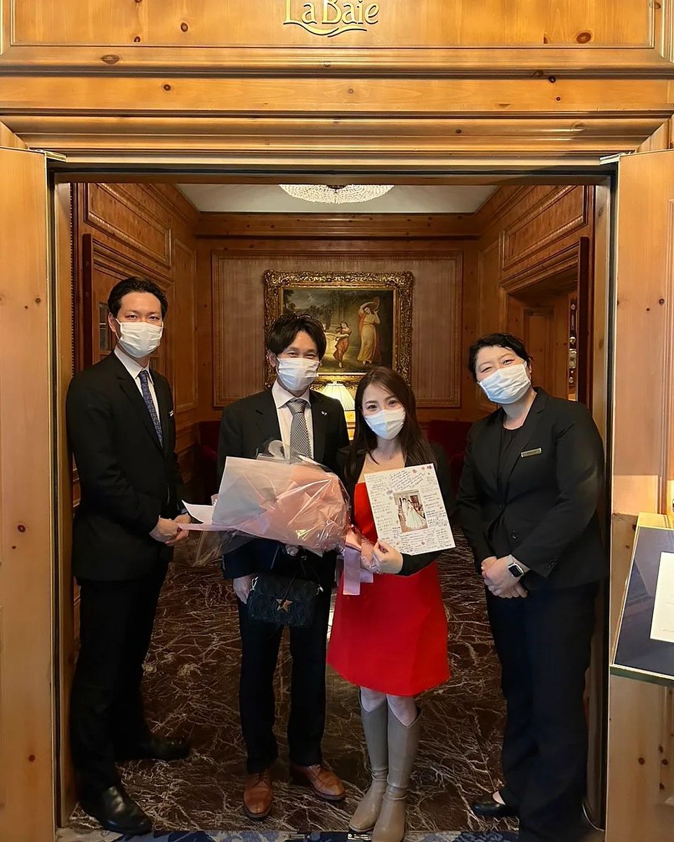 megusan426's tweet photo. 【結婚10周年記念日♡】※動画あり
megmeg426 👈️フォロー喜びます♡
.
今日は結婚10周年記念日で、
挙式したホテルでお祝いの食事を。
.
と思ったら！レ���トランの前で
スタッフの方からのサプライズ！
.… https://t.co/Fk70Ro5cHw https://t.co/9M3aqPCpJL