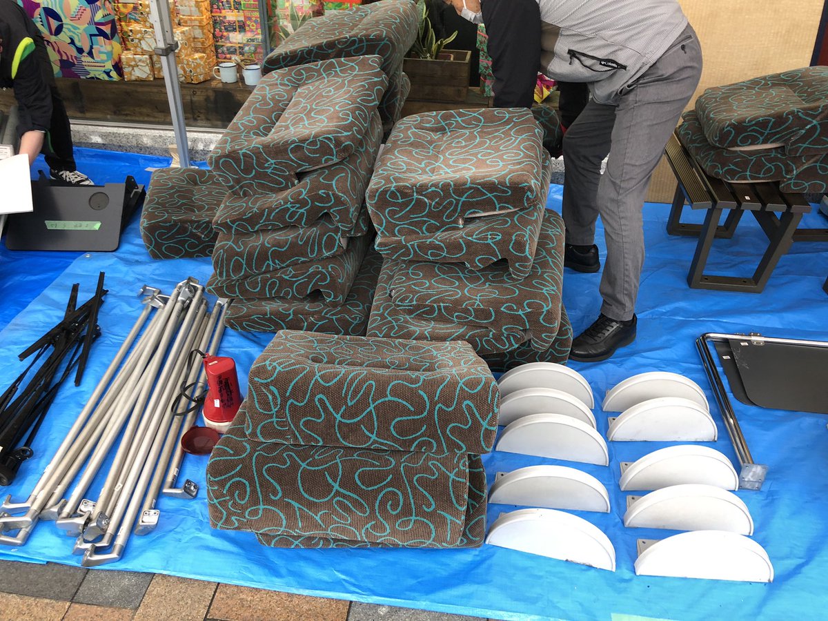 Riku21489656's tweet photo. 本日は余ってる18切符を消費するべく、郡山駅の鉄道部品販売に行ってきましたー。リゾートやまどりの部品メインのラインナップ。燕三条の大きい販売会と時間が被っていたため、前回に比べて人が結構少なかったです。
#リゾートやまどり
#鉄道古物
#鉄道部品 https://t.co/1hmfyQrsZc