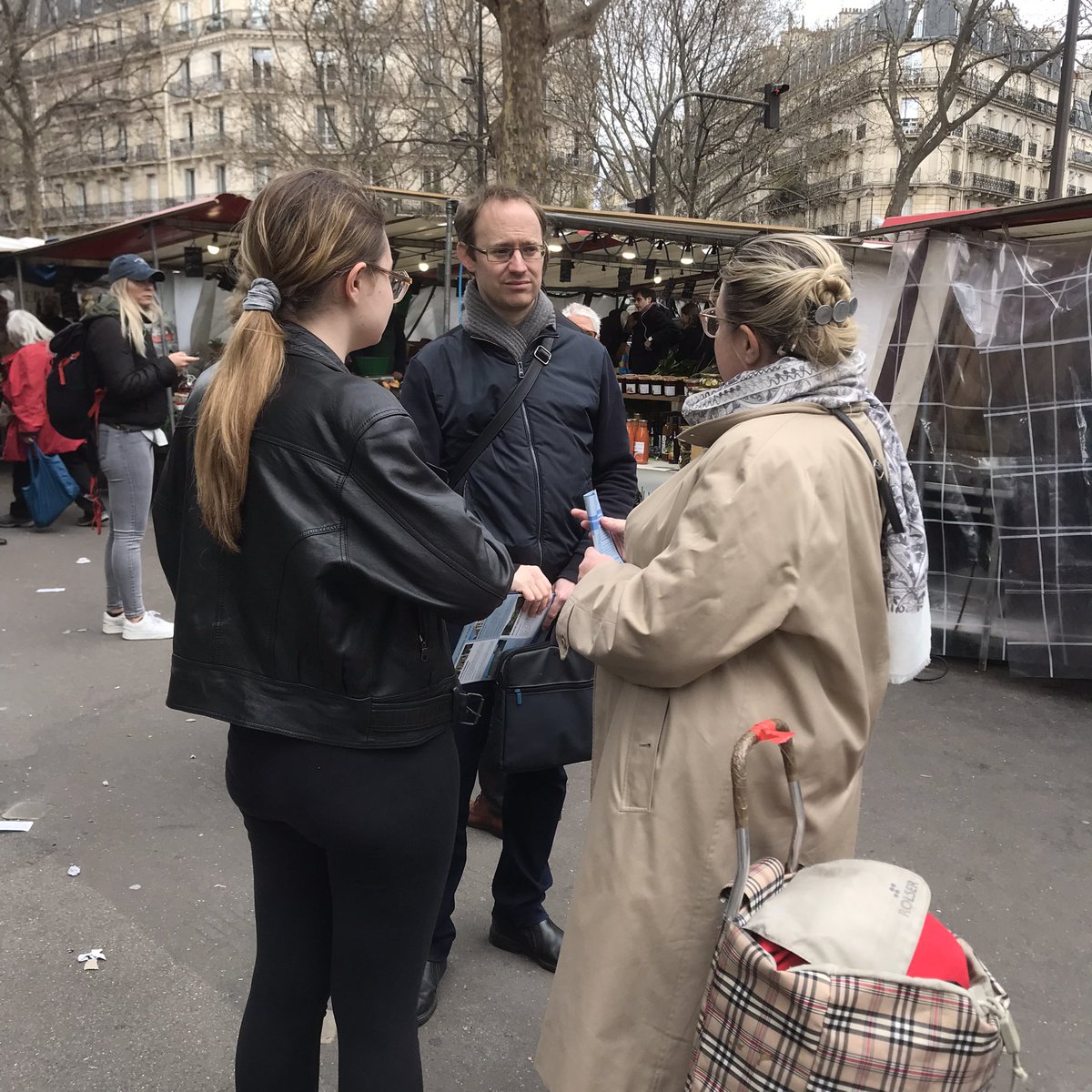 BirabenAnne's tweet photo. #Paris5 Mobilisés pour distribuer la lettre de @datirachida sur les marchés #Maubert et #PortRoyal             ❌NON aux  fermetures des classes ✅ nos propositions au service des familles ✅ donner toutes les chances à nos enfants ✅ une école est un lieu de vie https://t.co/oMi8HJvlNr