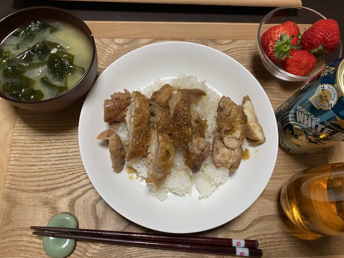 今日の晩ご飯。鶏もも肉でノギ屋のお弁当(上橋菜穂子先生の『精霊の守り人』に出てくる料理)、わかめとタマネギのお味噌汁、い