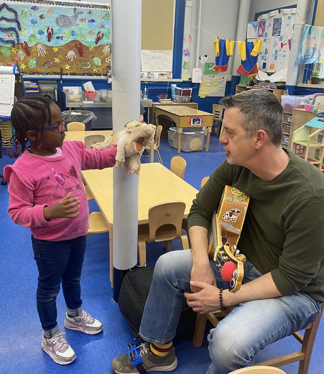 PS26Travis's tweet photo. Our youngest students in PreK loved their in house trip where they were singing and dancing with @MusicWPatrick #learningthroughsinging @DrMarionWilson @CChavezD31 @Bassett026    #ElevateD31DrWilson https://t.co/VPhCJCPT07