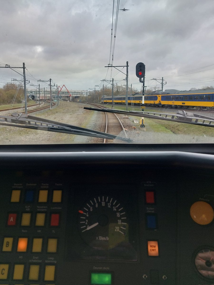 Even moeten wachten op een andere trein en de A380 van <a href="/emirates/">Emirates</a> voordat we verder mogen.