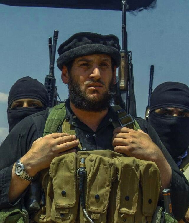 's tweet image. Dans l’ordre quelques photos pour illustrer. Abou Mohamed al-Aadnani annonçant le califat depuis la frontière #Syrie #Irak, ce n’était pas Baghdadi depuis #Mossoul comme c’est souvent répété // 2013 unité al-Battar de l’#EI &amp;amp; photo avec Aabaoud en Syrie
orientxxi.info/magazine/comme…